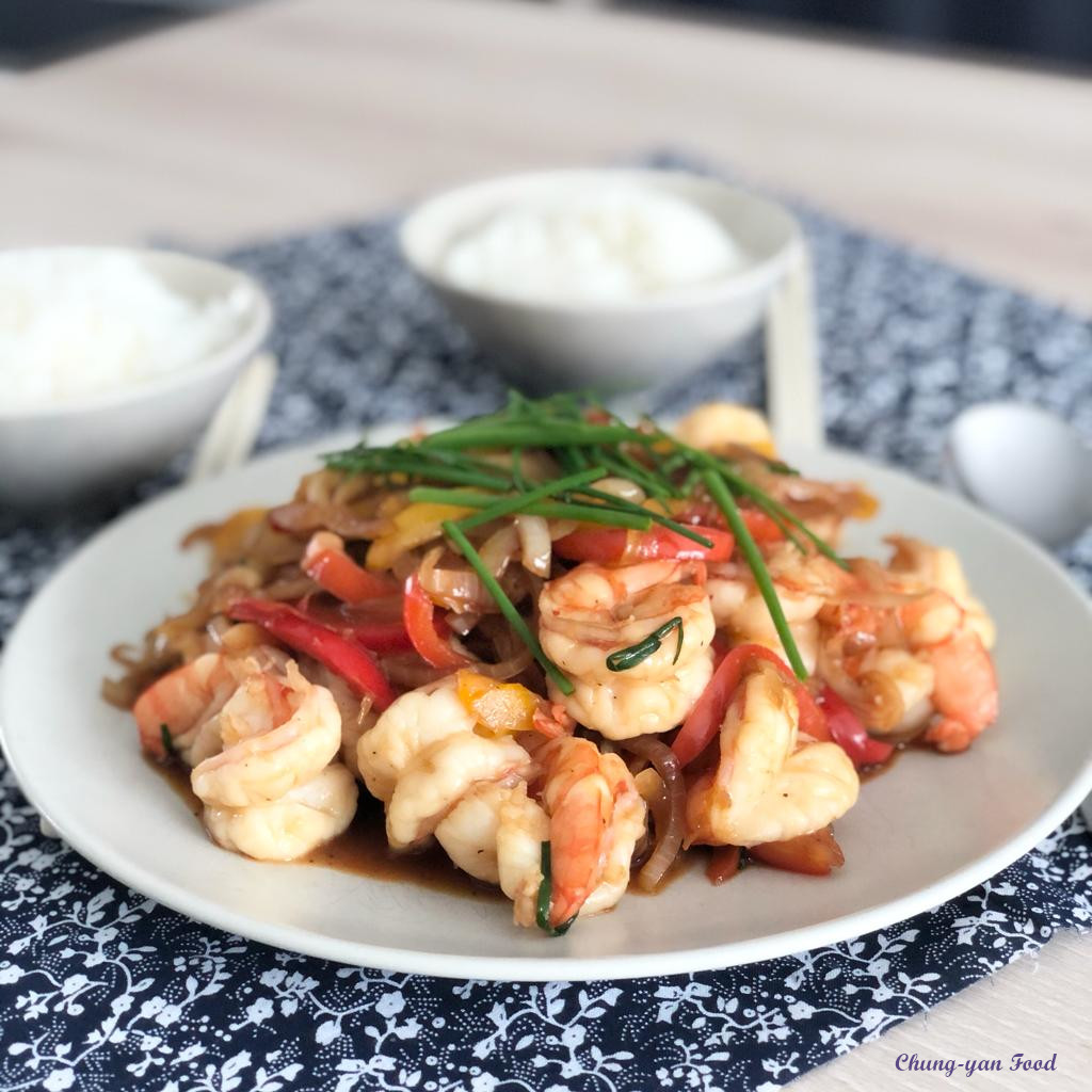 Crevettes sautées aux oignons et poivrons (recette sucrée-salée)