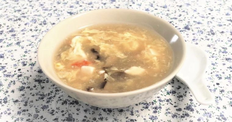 Potage au tofu, crevettes, œufs et champignons parfumés