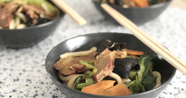 Udon sauté au porc laqué et ses légumes sauce Saté